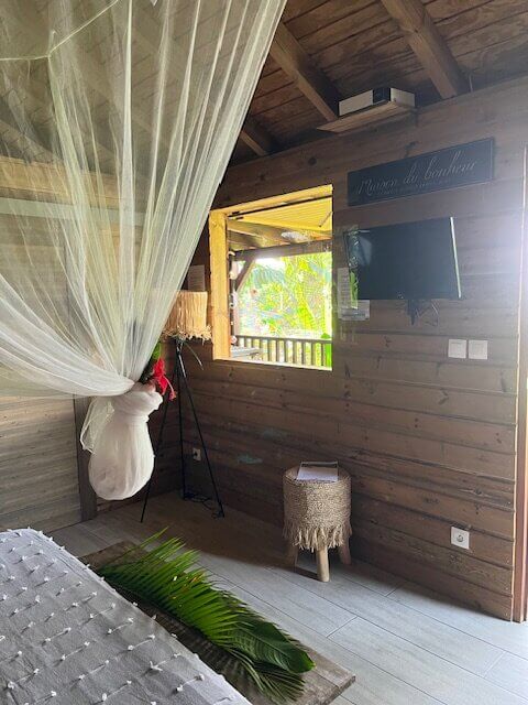 chambre bungalow bois malendure bouillante