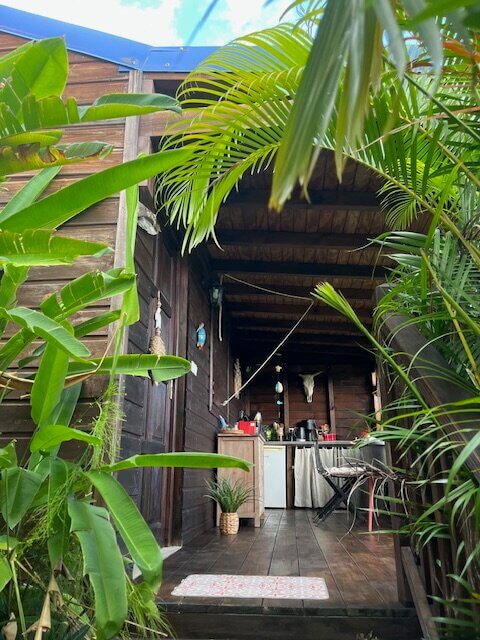 entrée du bungalow en bois caouanne
